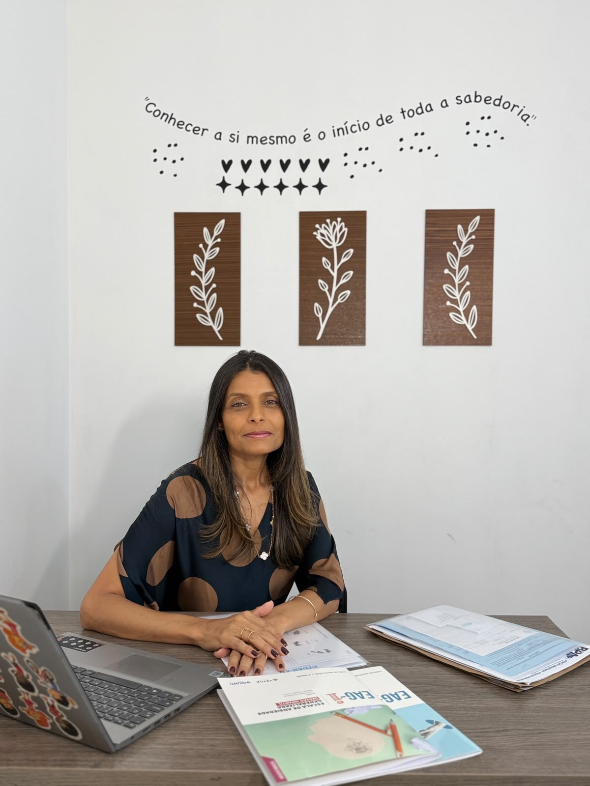 Psicóloga Francilene Torraca, diretora da Escutare Psicologia, em seu consultório